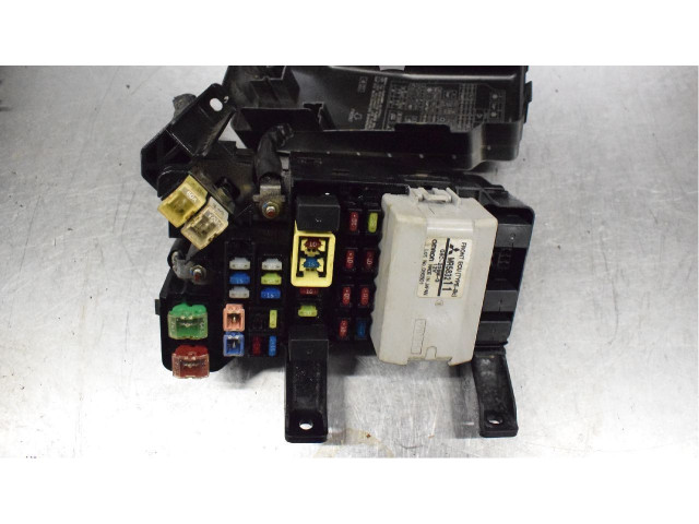 Pojistková skříňka G8C-208M-G Mitsubishi Pajero 2005