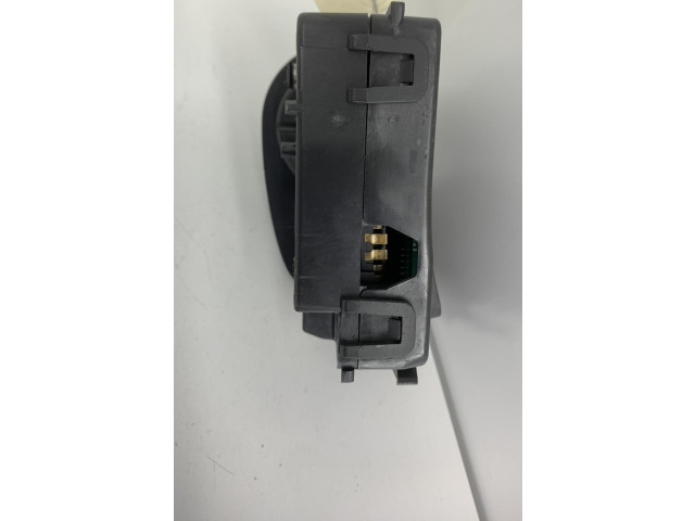 Ручка стеклоочистителей 8201590631   Renault Clio III