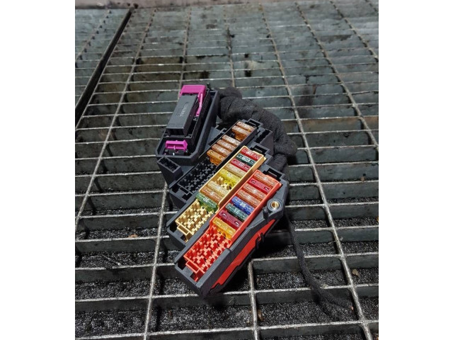   Pojistková skříňka    Audi Q7 4L 2007