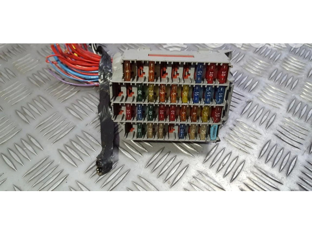 Блок предохранителей  9162439   Volvo S80    