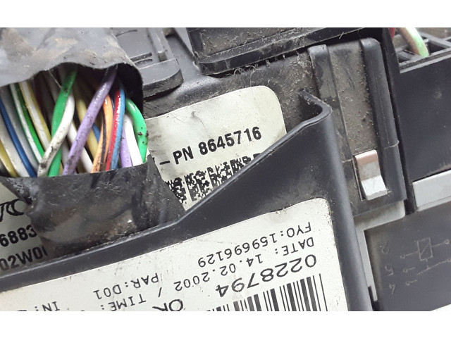 Блок предохранителей    8688383, 8645716   Volvo V70