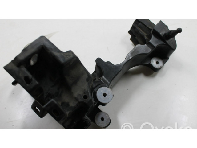 Другая деталь отсека двигателя