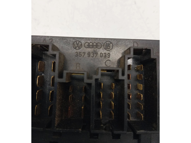Блок предохранителей  357937039   Volkswagen Transporter - Caravelle T4    