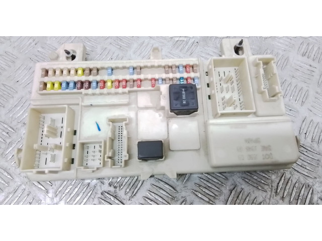 Блок предохранителей 30765471 Volvo C30