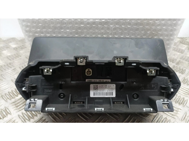 Радио/ проигрыватель CD/DVD / навигация