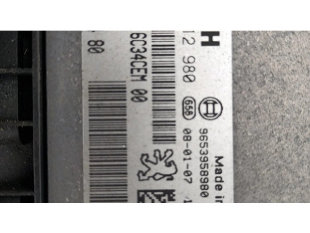 Другая деталь отсека двигателя