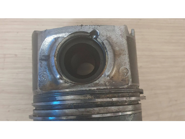 Píst 84l110 BMW 5 F10 F11 pro naftový motor 3.0