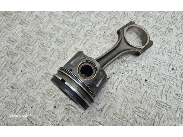 Поршень с шатуном Land Rover Freelander 2 - LR2