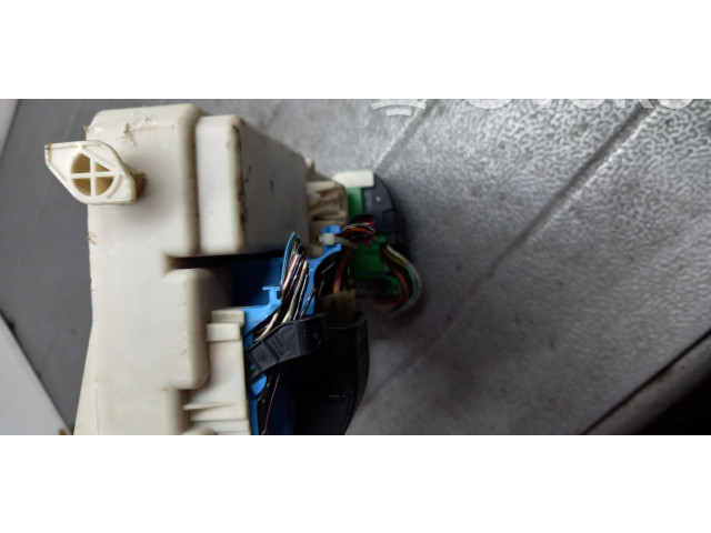 Pojistková skříňka Mazda 3 2005