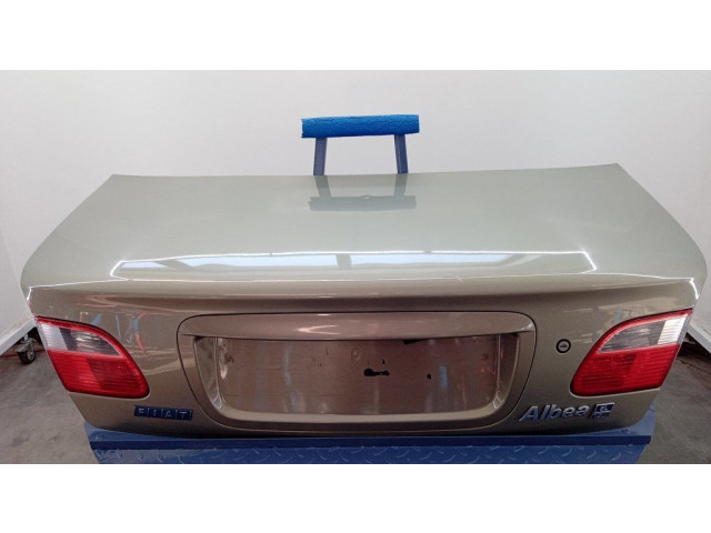 Задняя крышка (багажника)