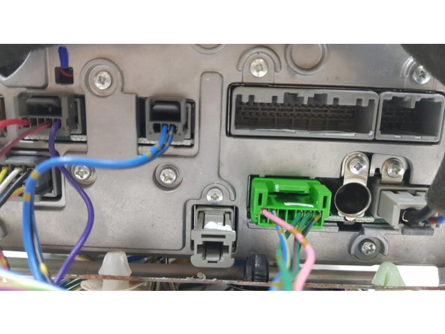 Радио/ проигрыватель CD/DVD / навигация