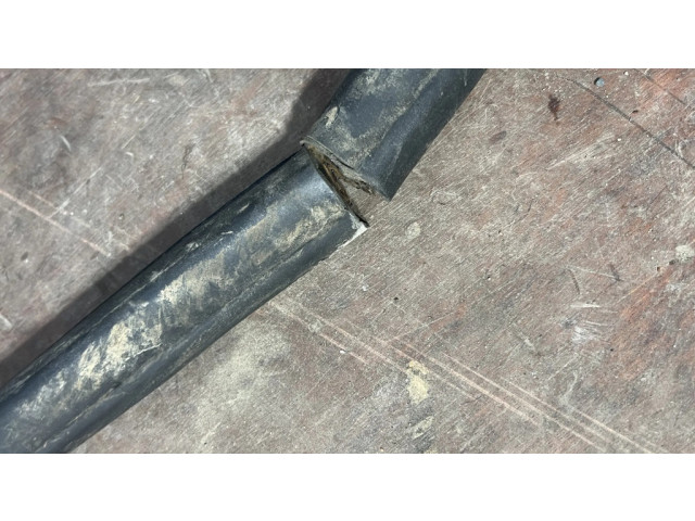 Передняя уплотнительная резина (на кузове)