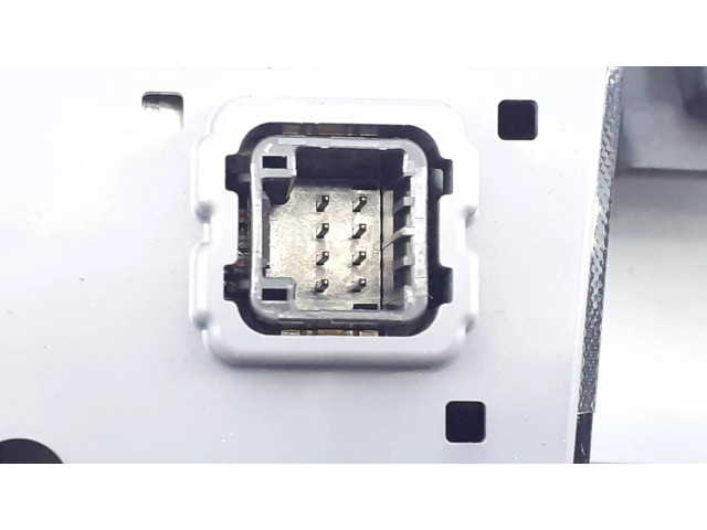 Радио/ проигрыватель CD/DVD / навигация