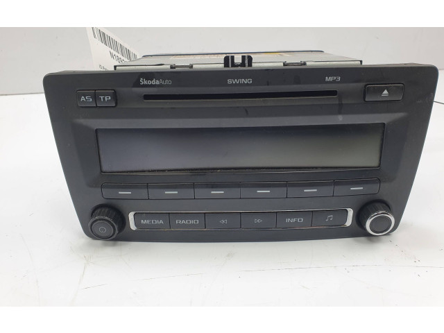 Радио/ проигрыватель CD/DVD / навигация