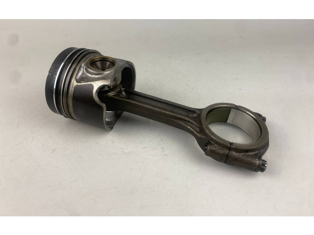  Поршень с шатуном  02604LA, 04LADE  Audi A3 S3 8V  