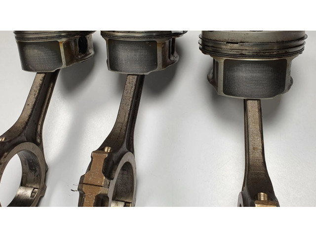 Píst 60673761 Alfa Romeo GT pro benzínový motor 2.0