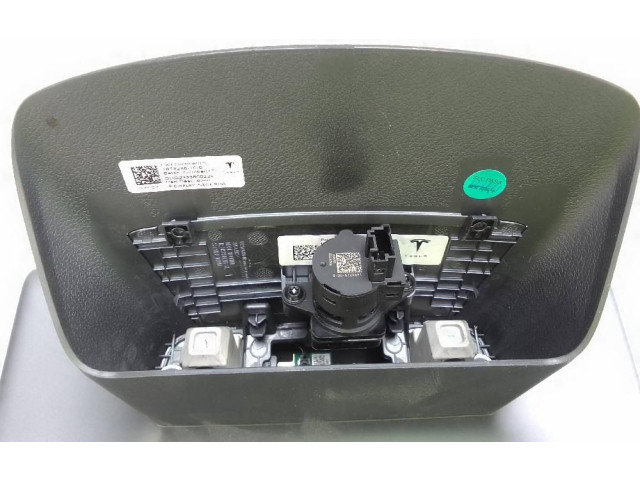 Дисплей    1673288-10-B   Tesla Model 3