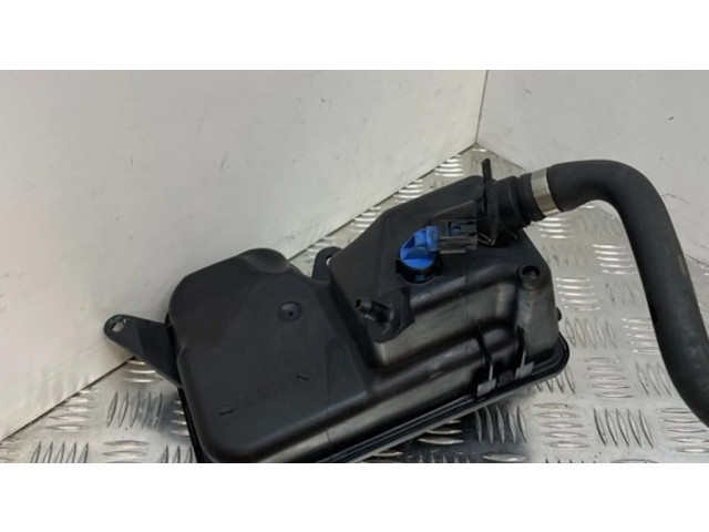 Расширительный бачок охлаждающей жидкости    