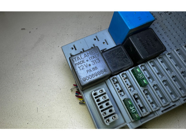   Pojistková skříňka 90240092, 90240665   Opel Astra F 1994