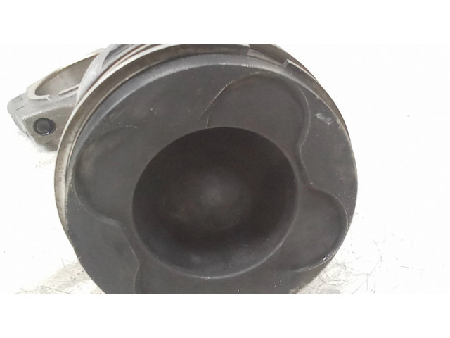 Píst    BMW 7 E65 E66  pro naftový motor 3.0 306d3 1346