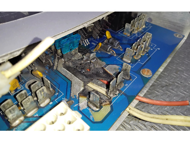 Pojistková skříňka MDNRM27115 Lincoln Town Car 2000