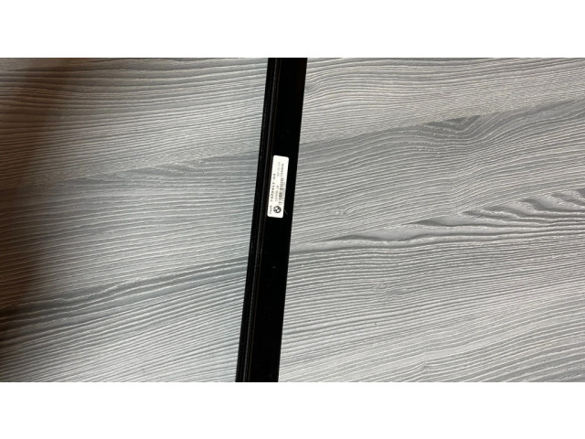 Другая деталь отделки пере́дней дверей