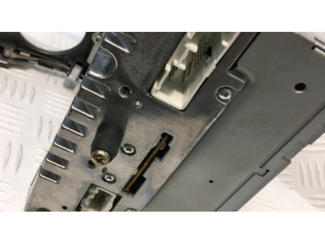 Радио/ проигрыватель CD/DVD / навигация