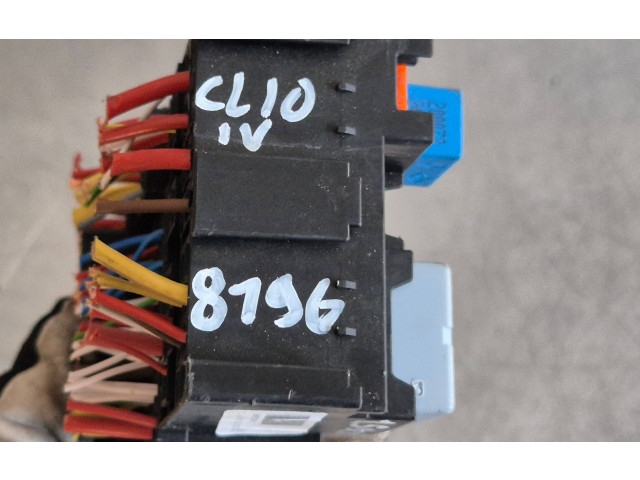 Блок предохранителей Z240181724R Renault Clio IV