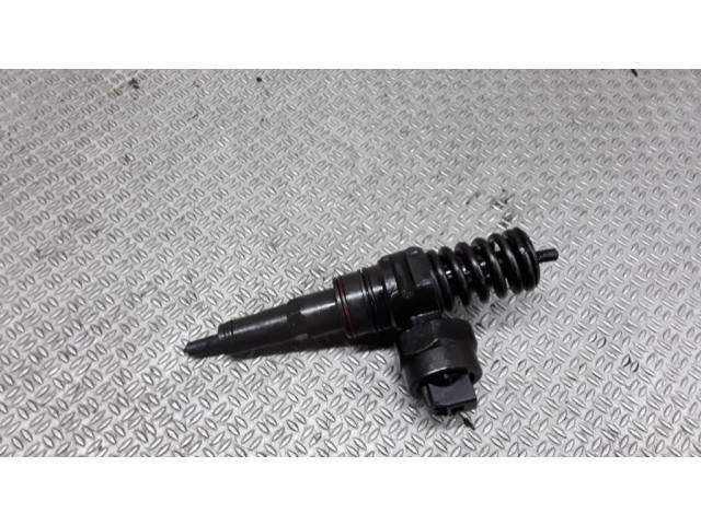 Vstřikovač 038130073H Audi A4 S4 B5 8D pro naftový motor 1.9 ajm