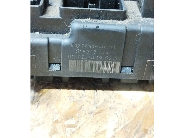 Блок предохранителей 8637841, 518717004 Volvo V70