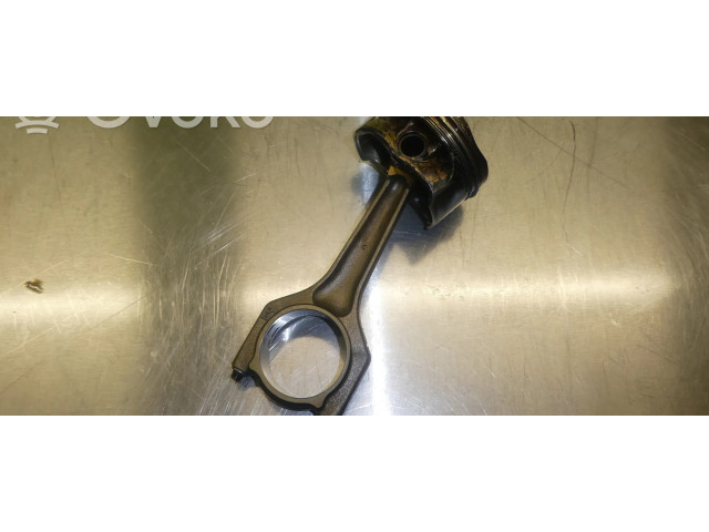 Píst 11257551550 BMW 1 E81 E87 pro benzínový motor 2.0