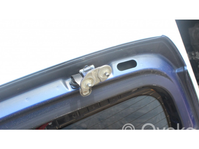 Задняя крышка (багажника)