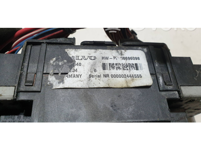 Блок предохранителей 08696098, 000002444555   Volvo XC90    