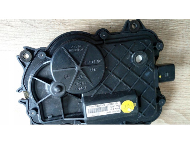 Механизм фиксации задней двери