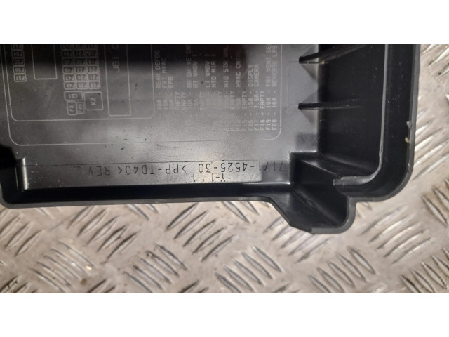 Pojistková skříňka Крышка ящика предохранителей Chevrolet Camaro 2017