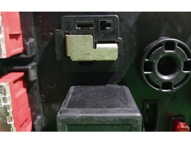 Pojistková skříňka 3C09712490 Volkswagen PASSAT 2006