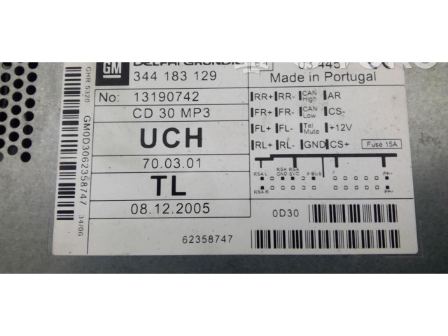 Pojistková skříňka Радио/ проигрыватель / навигация 13251048 Opel Zafira B 2006