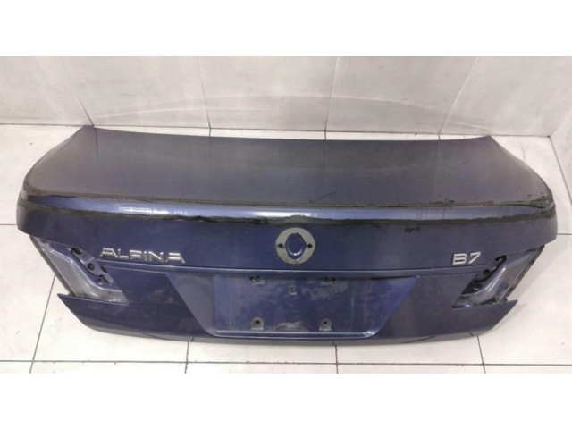 Задняя крышка (багажника)