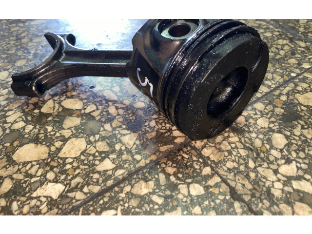  Поршень с шатуном  81L79  Volvo V70  