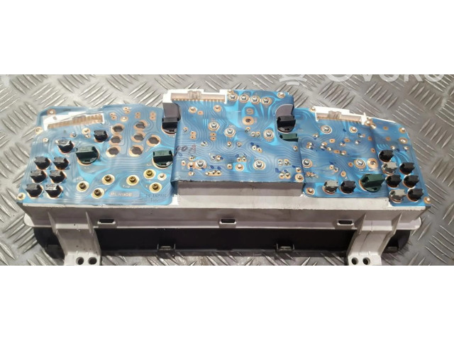 Панель приборов    Mazda 626       