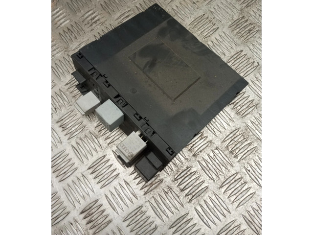 Блок предохранителей  1K0937049M   Volkswagen Touran I    