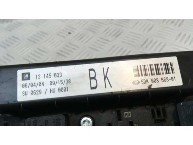 Блок предохранителей 13145033 Vauxhall Astra H