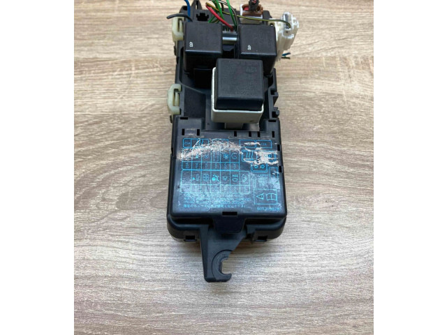 Блок предохранителей MB953355, 0K080231 Mitsubishi Carisma