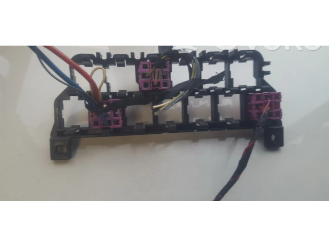 Блок предохранителей 8D0937503 Volkswagen Golf IV