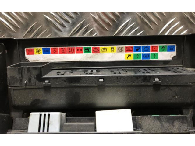 Ящик предохранителей (комплект)    Renault Clio I