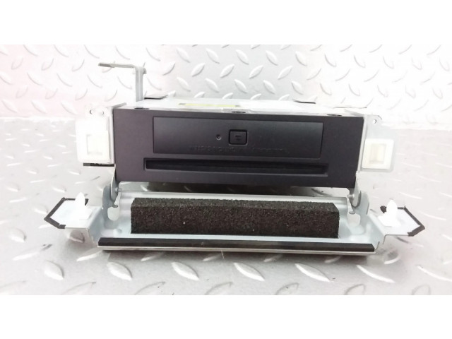 Радио/ проигрыватель CD/DVD / навигация