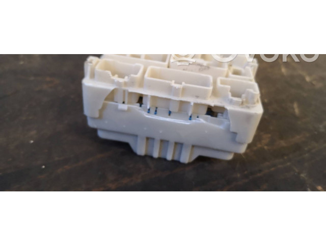 Блок предохранителей 03383G01, 03383G01 Mitsubishi L200