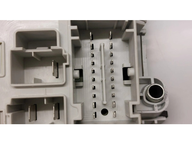 Блок предохранителей  50521891   Alfa Romeo Giulietta    