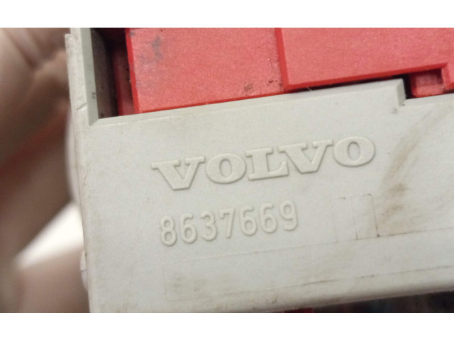 Блок предохранителей 8637669   Volvo XC90    
