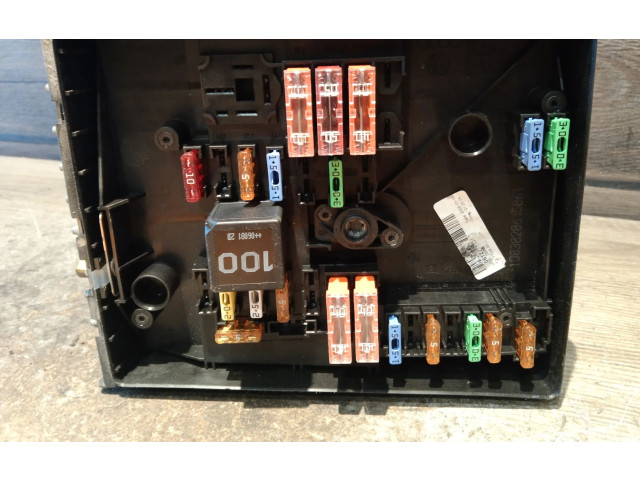 Блок предохранителей 1K0937125A   Volkswagen Jetta V    
